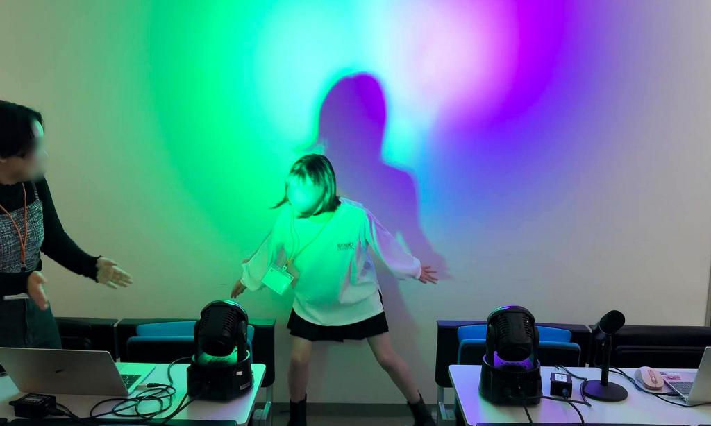 音に反応するムービングライト